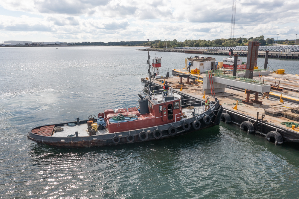 Tug Hawk (YTL-153) at QDC Pier One-104