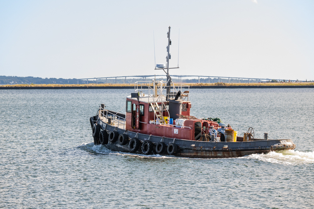 Tug Hawk (YTL-153) at QDC Pier One-108